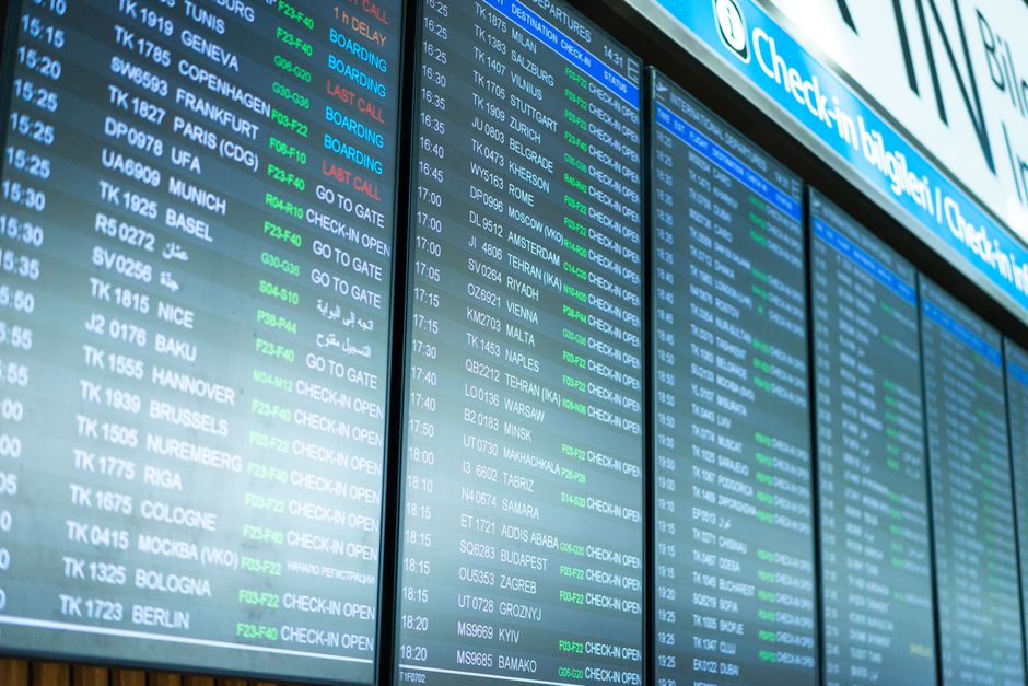 진에어 주가와 통합 저비용항공사 일정을 상징하는 공항 출발 안내판
