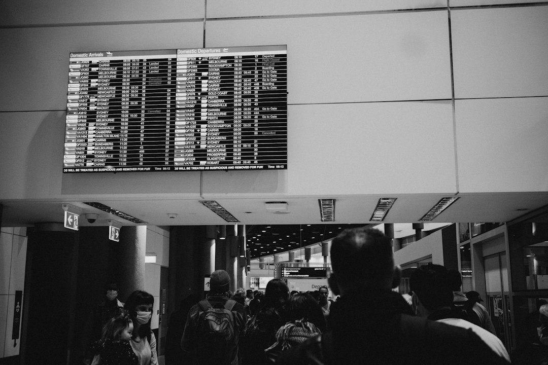 모두투어 주가 하락 이유와 겹친 해외 출국 수요 공항 출발 안내판