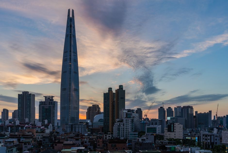 한국금융지주 배당금 글의 책상 위 서류에 펜으로 적는 손